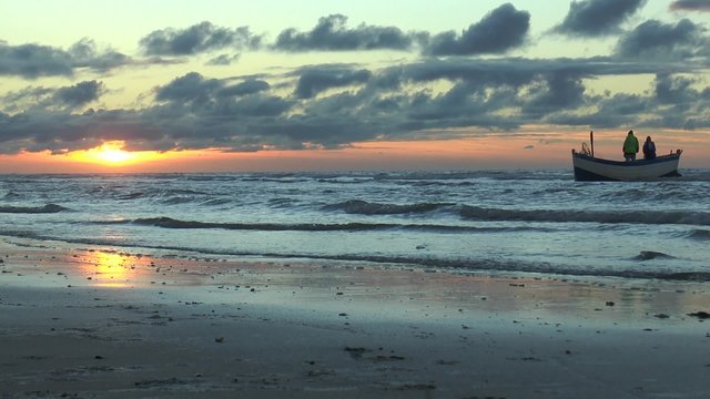 barque de p&ecirc;cheur artisan au coucher du soleil