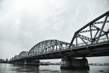 Obraz premium Phra Phuttha Yodfa Bridge, Old Bridge, Thailand
