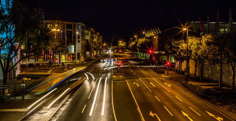 Nächtlicher Verkehr in Mainz auf der Rheinallee