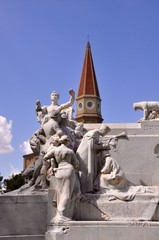 Obraz premium Statue vor Kirchturm von Arezzo