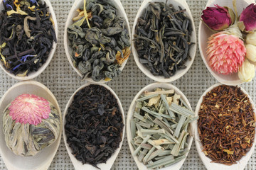 Fototapeta premium Assortment of different types of tea in a wooden spoon