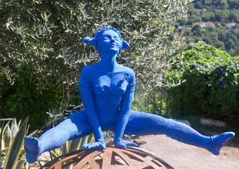 Blaue Skulptur in Saint-Paul-de-Vence © E. Schittenhelm