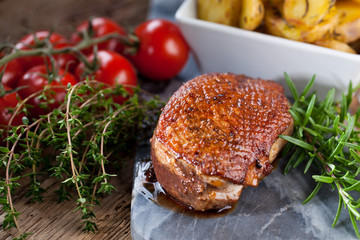 Entenbrust mit bratkartoffel