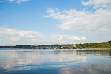 пейзаж с изображением берега реки