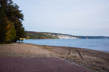пейзаж с изображением берега реки