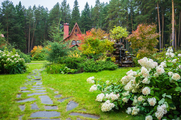 Аллея в парке рядом с красивым домом © plaksik13