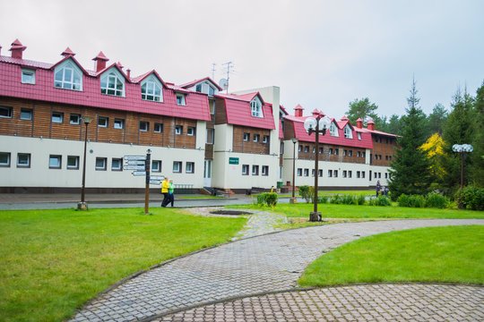 Аллея в парке рядом с красивым домом