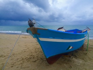 Una barca resta a terra aspettando che passi la tempesta 