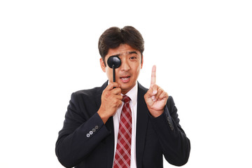 視力検査を受ける男性