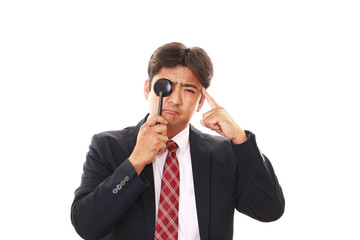 視力検査を受ける男性