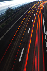 Verkehr/ Autobahn/ Schnellstraße bei Nacht