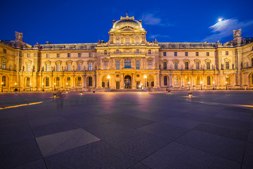 Obraz premium Twilight at Louvre Museum in Paris, France