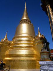 Fototapeta premium タイ ワットプラケーオの黄金仏塔