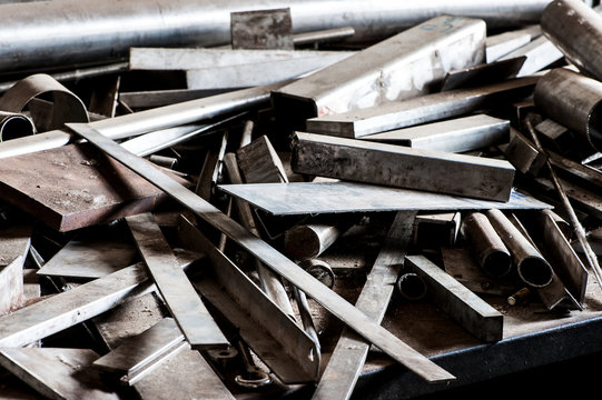 Offcuts and spare parts of raw steel