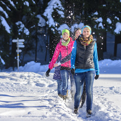 Fototapeta premium vergnügte Damen-Runde beim Winterspaziergang