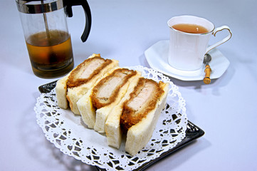 ロースカツサンドとダージリン紅茶