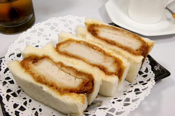 ロースカツサンドとダージリン紅茶