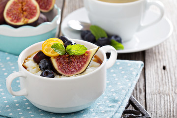 Breakfast rice pudding with fruits
