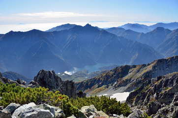 Fototapeta na wymiar 立山連峰の雪渓と黒部湖