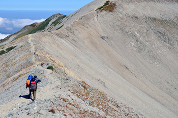 Fototapeta premium 尾根を歩く登山者