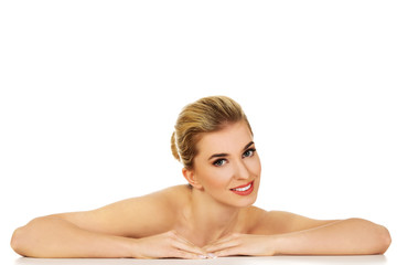 Obraz premium Young beautiful woman based on table