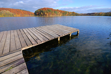 Złota polska jesień, pomost nad jeziorem Komorze © Dejan Gospodarek