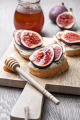 bread with figs, ricotta