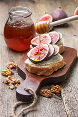 bread with figs, ricotta