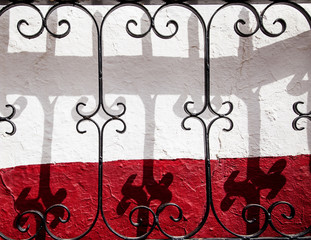 Hierro forjado sobre pared blanca y roja