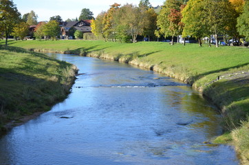 Fototapeta na wymiar Fluss in der Herbstsonne,