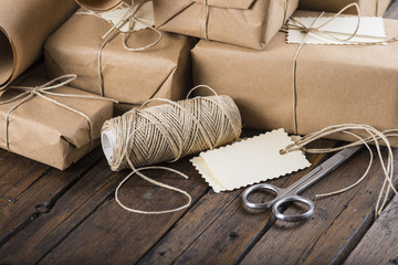 Regalos con adornos para la celebración de Navidad y tarjetas en blanco para texto publicitario