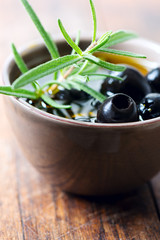 Black olives in bowl