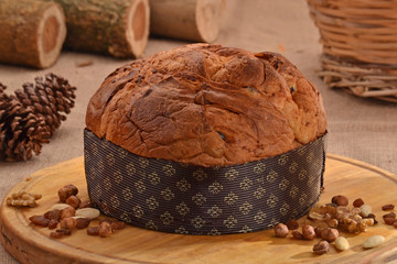Panetone artesanal con almendras, chocolate e ingredientes en ambiente rustico