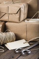 Regalos con adornos para la celebración de Navidad y tarjetas en blanco para texto publicitario