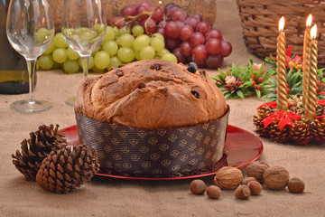 Panetone tradicional en ambiente de navidad.