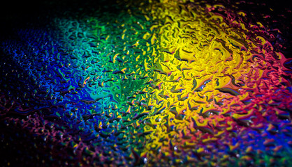 радужные капли на стекле