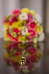 Букет невесты, кольца молодожёнов.