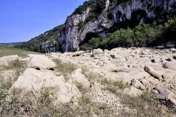 The bed of the river Gardon completely dry
