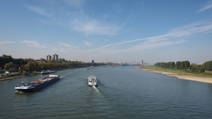 Fototapeta na wymiar Schiffe auf dem Rhein