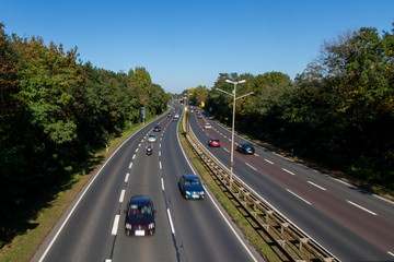 Fototapeta premium Deutsche Autobahn, dreispurig, im Herbst bei Sonnenschein