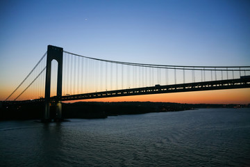 Naklejka premium Verrazano Narrows Bridge w Nowym Jorku o zachodzie słońca