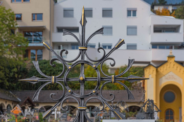 schmiedeeisernes grabkreuz am friedhof st. nikolaus in innsbruck