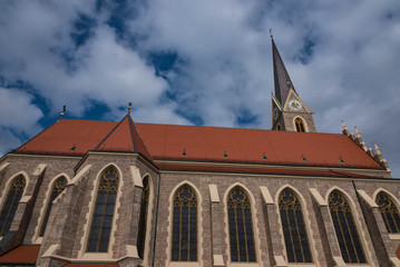 Fototapeta na wymiar Pfarrkirche St. Nikolaus in Innsbruck mit Wolken am Himmel