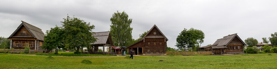 Золотое кольцо России. Суздаль. Панорама старых деревянных деревенских домов. © 1802185