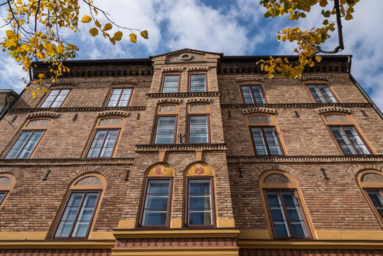 wundersch&ouml;ne ziegelfassade mit bogenfenstern und fresken