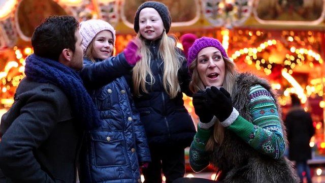 Familie auf dem Weihnachtsmarkt im Advent