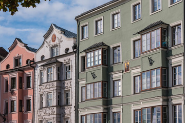 historische häuserzeile mit erkern in innsbruck