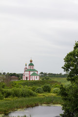 Золотое кольцо России. Суздаль. Вид реки Каменка и церкви. © 1802185