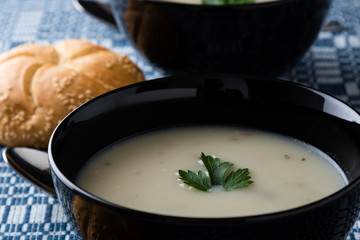 champignon soup in black bowl