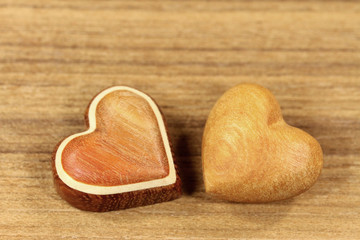 Zwei Herzen aus Holz